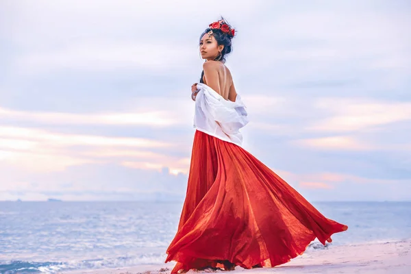 Όμορφη Νεαρή Κομψή Boho Γυναίκα Πόδια Στην Παραλία Στο Ηλιοβασίλεμα — Φωτογραφία Αρχείου
