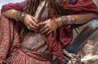 Aksesuarlı bohem bir kadının kırpılmış görüntüsü