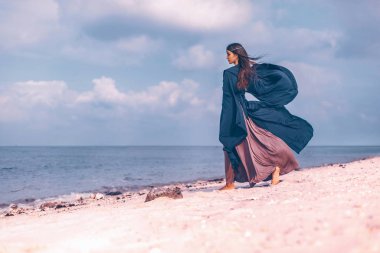 Kuru dalları ile güzel genç boho tarzı kadın açık havada