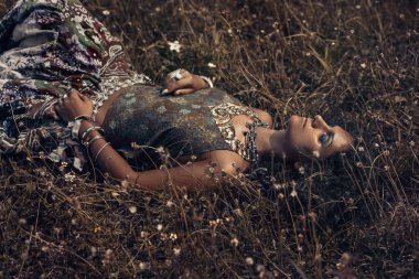 güzel genç bohem kadın doğaya poz veriyor.