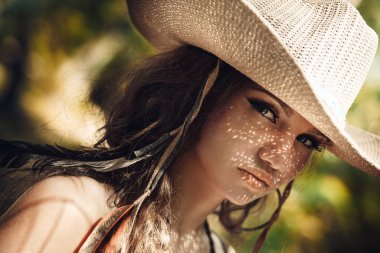 Açık havada güzel bir kadının manzaralı portresi