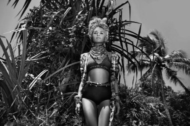 Orman arka plan açık havada çekici boho kadına