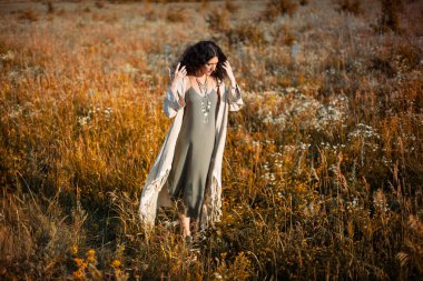 Tarlada poz veren güzel yerli tarzı bir kadın.