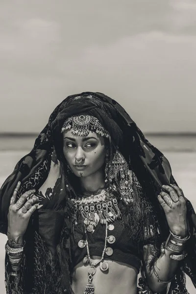 Γυναίκα Ιθαγενή Ρούχα Που Θέτουν Εξωτερικούς Χώρους — Φωτογραφία Αρχείου