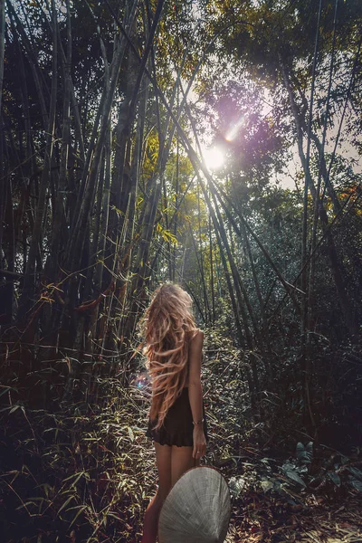 Atrakcyjna Młoda Dziewczyna Kapeluszem Lesie Bambusowym — Zdjęcie stockowe
