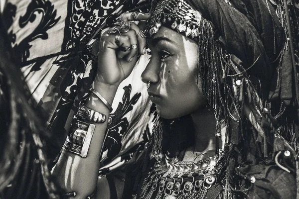 Γυναίκα Ιθαγενή Ρούχα Που Θέτουν Εξωτερικούς Χώρους — Φωτογραφία Αρχείου