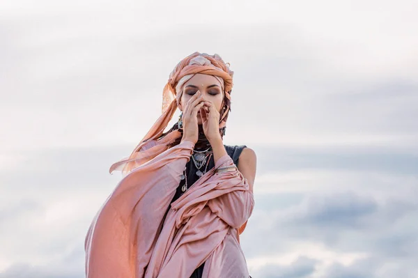 Beautiful Stylish Bohemian Woman Posing Tropical Beach Gypsy Concept — 스톡 사진