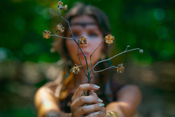 Çiçek Dallı Genç Bir Kadının Yakın Plan Görüntüsü — Stok fotoğraf