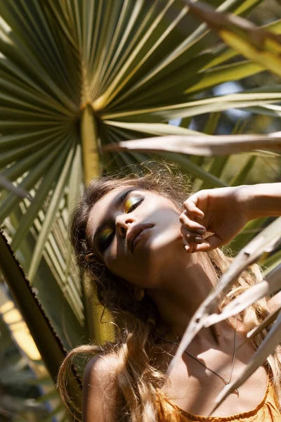 Portret Van Mooie Vrouw Tropische Sferen — Stockfoto