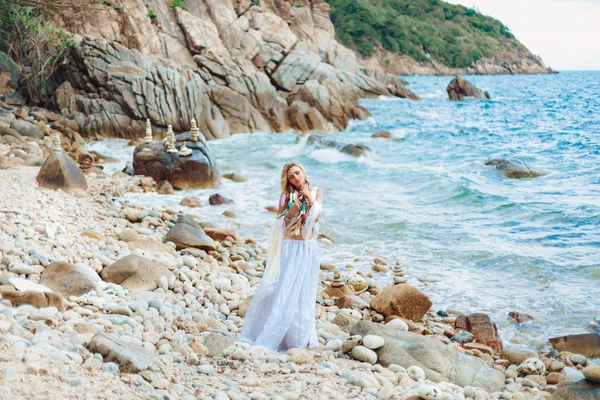 Maestosa Ragazza Bohemien Abito Sulla Spiaggia Pietra — Foto Stock