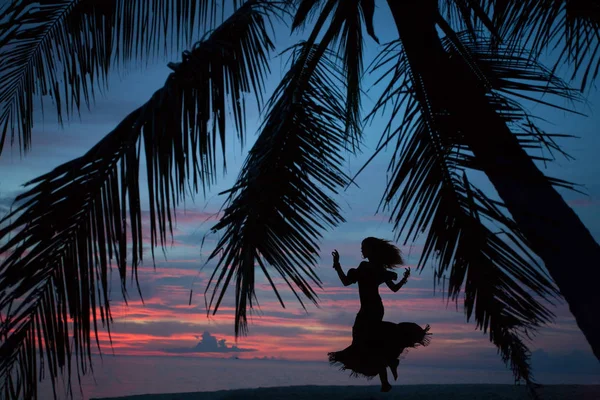 Silhouet Van Een Vrouw Die Danst Het Strand — Stockfoto