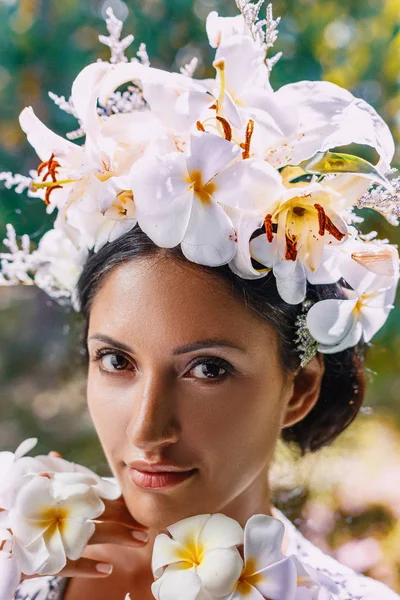 Close up de bela jovem mulher vestindo grinalda — Fotografia de Stock