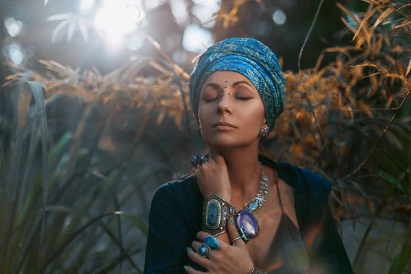 Hermosa mujer con estilo con una gran cantidad de piedras preciosas accesorios — Foto de Stock