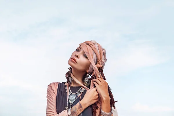 Bella Donna Bohemien Elegante Posa Sulla Spiaggia Tropicale Concetto Zingaro — Foto Stock