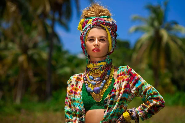 Hermosa Joven Boho Mujer Turbante Posando Cámara Los Trópicos — Foto de Stock