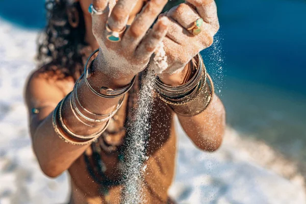 Visão Close Homem Tribal Com Areia Nas Mãos — Fotografia de Stock