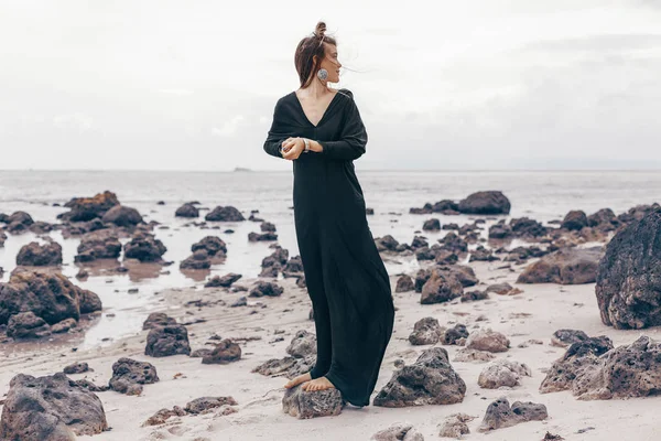 Maestosa Giovane Donna Abito Posa Sulla Spiaggia — Foto Stock