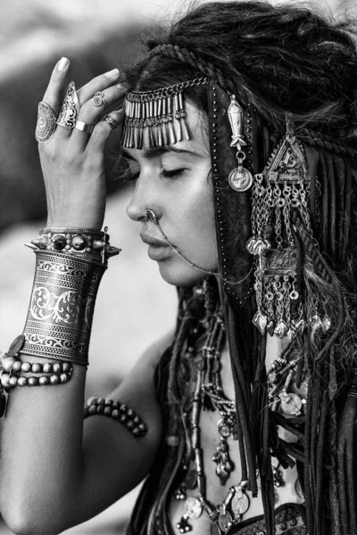Portrét Krásné Ženy Nativní Módní Koncept Pózování Kameru — Stock fotografie