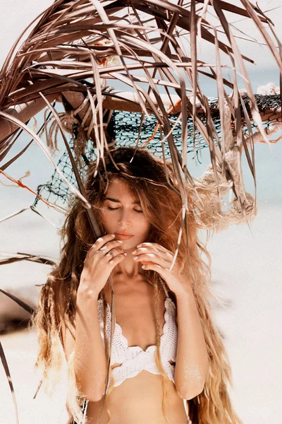Glückliche Junge Kaukasische Frau Posiert Tropischen Strand — Stockfoto