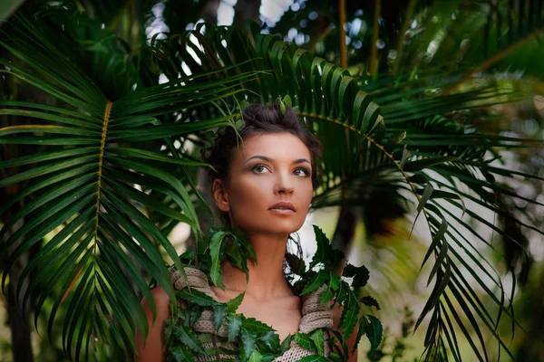 Çekici Genç Bir Kadın Tropik Arka Planda Poz Veriyor — Stok fotoğraf