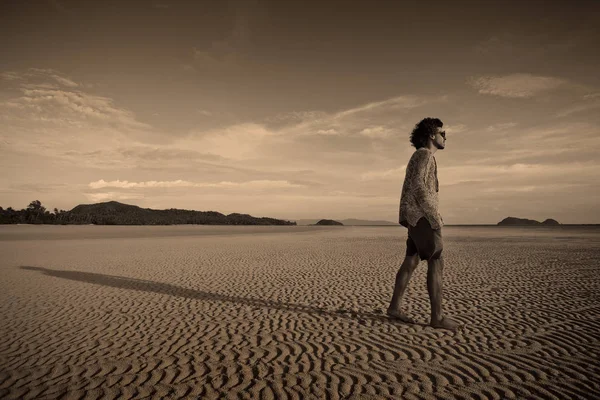 Boho Stijl Man Poseren Camera Het Strand — Stockfoto