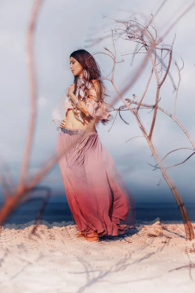 Kuru dalları ile güzel genç boho tarzı kadın açık havada — Stok fotoğraf