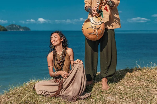 Joven Hippie Hermosa Músico Playa — Foto de Stock