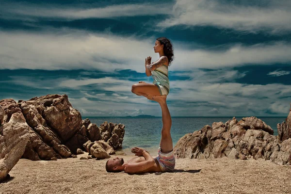 Mooi Paar Maken Yoga Het Strand — Stockfoto