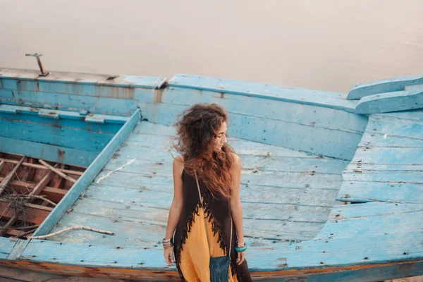 Atraente Jovem Mulher Estilo Boêmio Posando Para Câmera — Fotografia de Stock