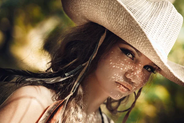 Açık havada güzel bir kadının manzaralı portresi