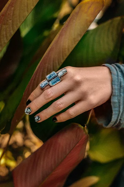 Close up de mãos de mulher com boho pedras preciosas anéis — Fotografia de Stock