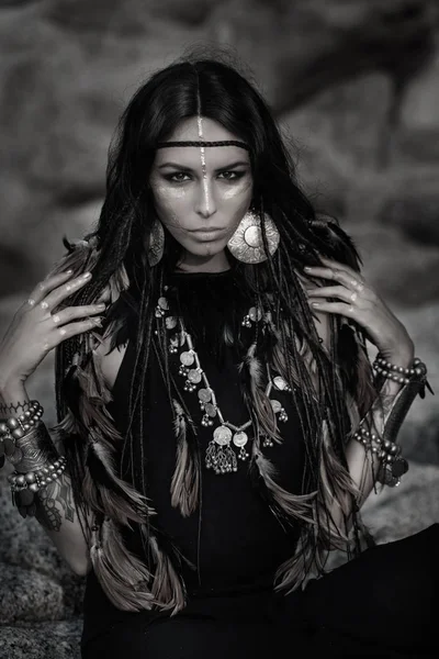 Красивая Женщина Позирующая Племенной Концепции Природе — стоковое фото