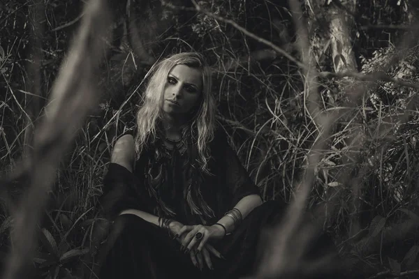 威严的年轻女巫在森林里摆姿势 — 图库照片