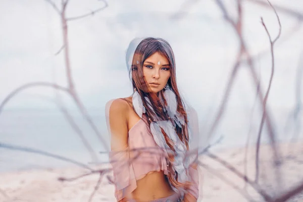 Belle jeune femme de style boho à l'extérieur avec des branches sèches — Photo