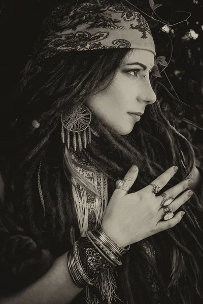 Portret Młodej Delikatnej Kobiety Stylu Cyganerii Pozowanie Ogrodzie — Zdjęcie stockowe