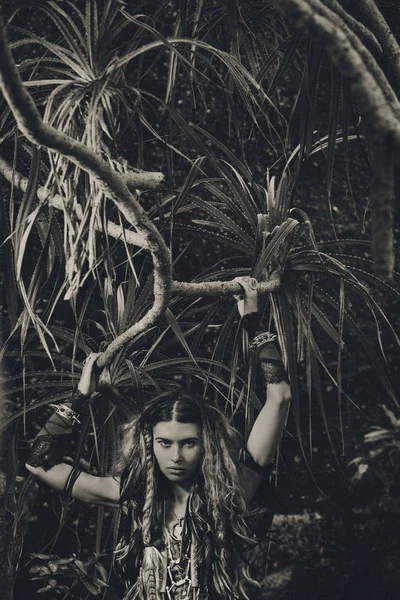 Retrato Bela Mulher Caucasiana Conceito Roupa Primitiva Nativa — Fotografia de Stock