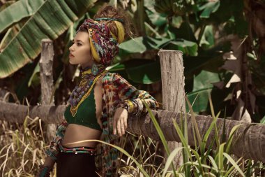 Ormanda poz veren türbanlı güzel genç boho kadın.