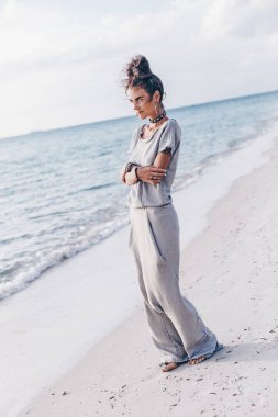 güzel genç manken bikini ile güneş gözlüğü 