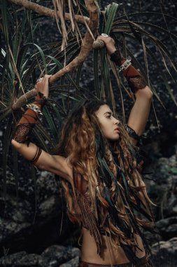 Yerli ilkel giysi konseptinde güzel beyaz kadın portresi