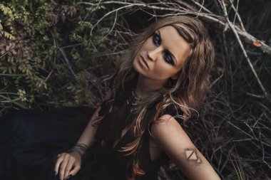 Ormanda poz veren görkemli genç cadı