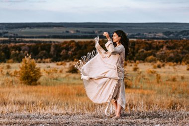 Tarlada poz veren güzel yerli tarzı bir kadın.