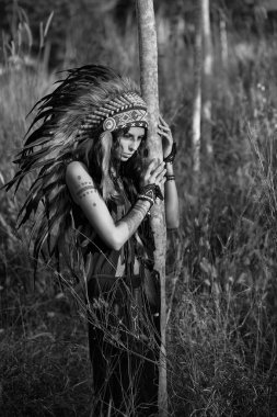 Açık havada poz veren Hintli şef kadın. 