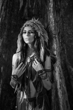 Açık havada poz veren Hintli şef kadın. 