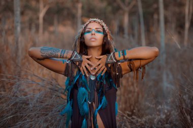 Açık havada poz veren Hintli şef kadın.