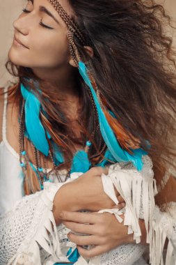 Çingene elbiseli güzel kız kameraya poz veriyor