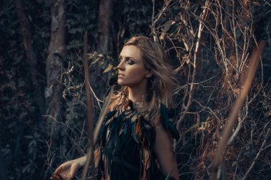 Ormanda poz veren görkemli genç cadı