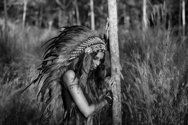 Açık havada poz veren Hintli şef kadın. 