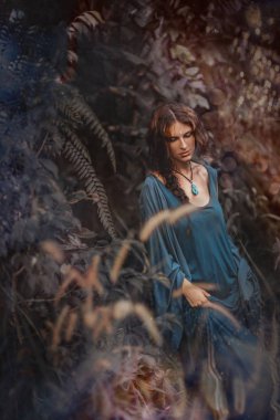 gün batımı siluet su içinde duran genç kadın 