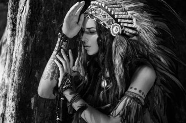 Güzel Hintli şef kadın dışarıda poz veriyor. 