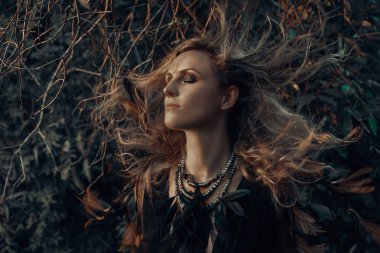 Ormanda poz veren görkemli genç cadı